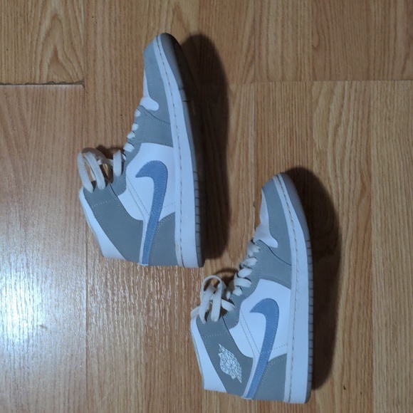 FINAL PRICE Women's Air Jordan 1 Mid Wolf Grey Aluminum - Picture 2 of 6